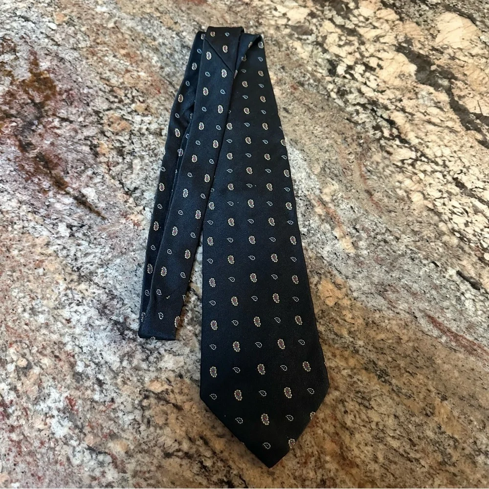 Elegant Navy Teardrop Paisley Tie